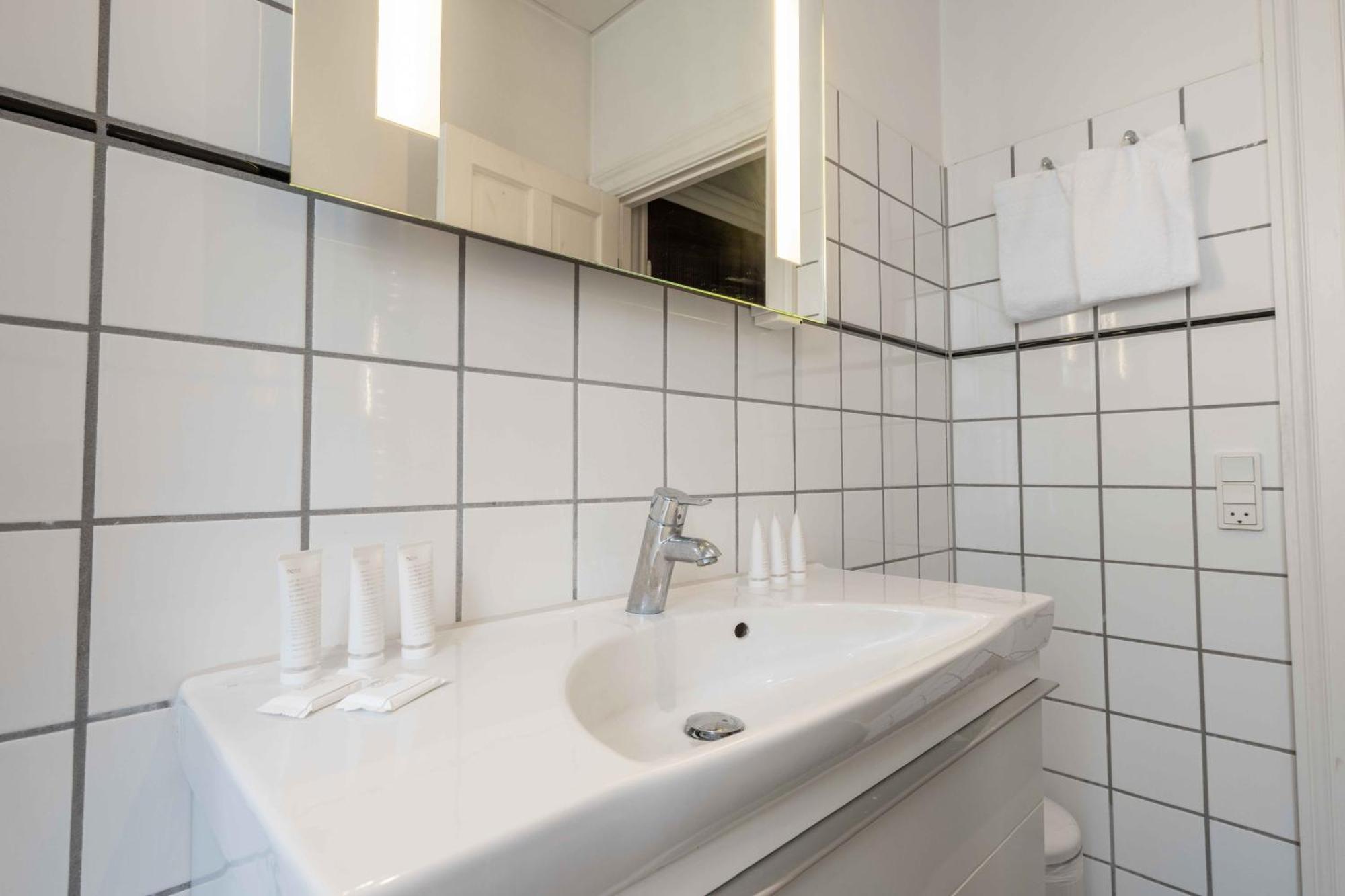 Large In By Tivoli Gardens Apartment