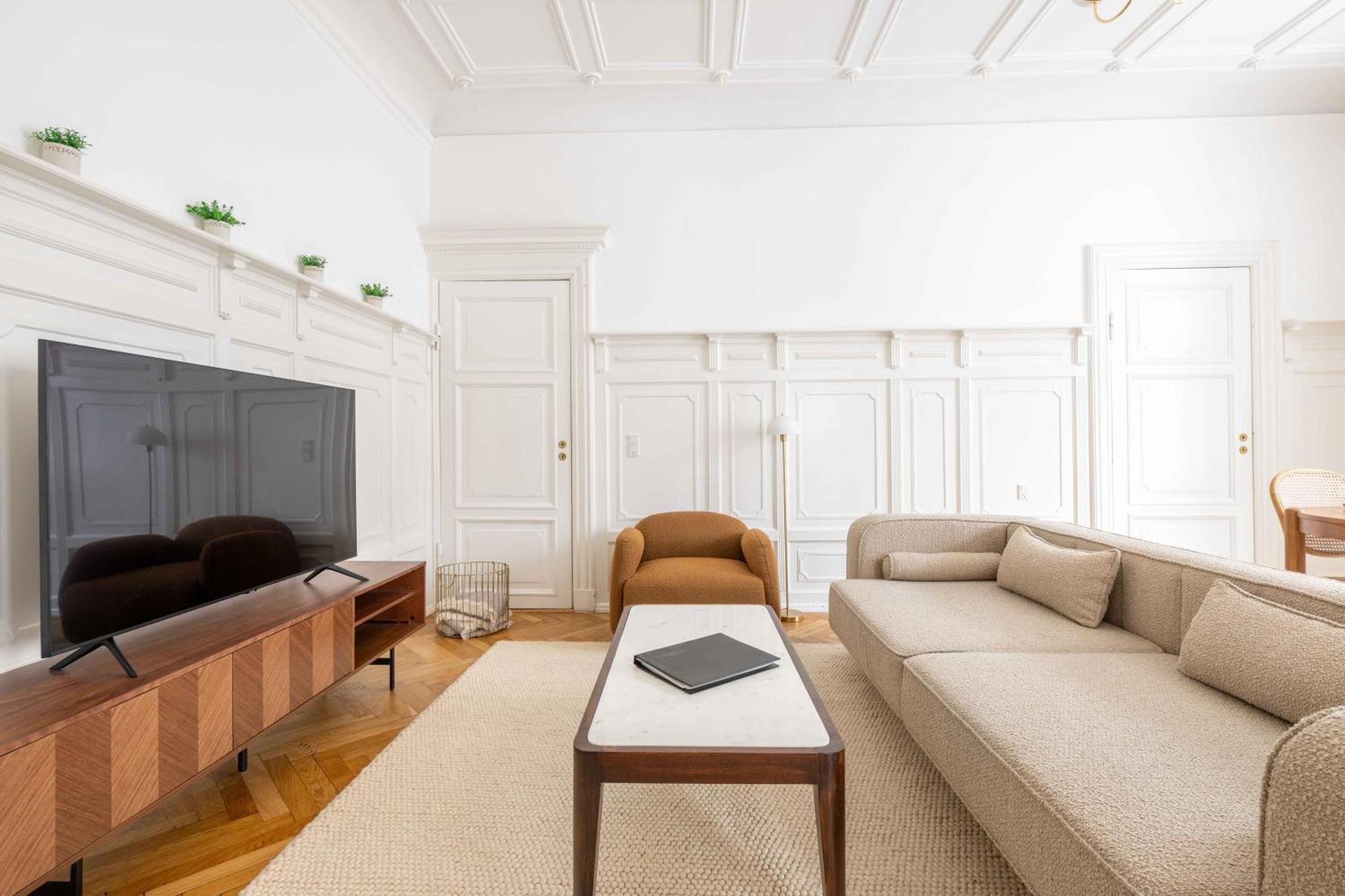 Large In By Tivoli Gardens Apartment