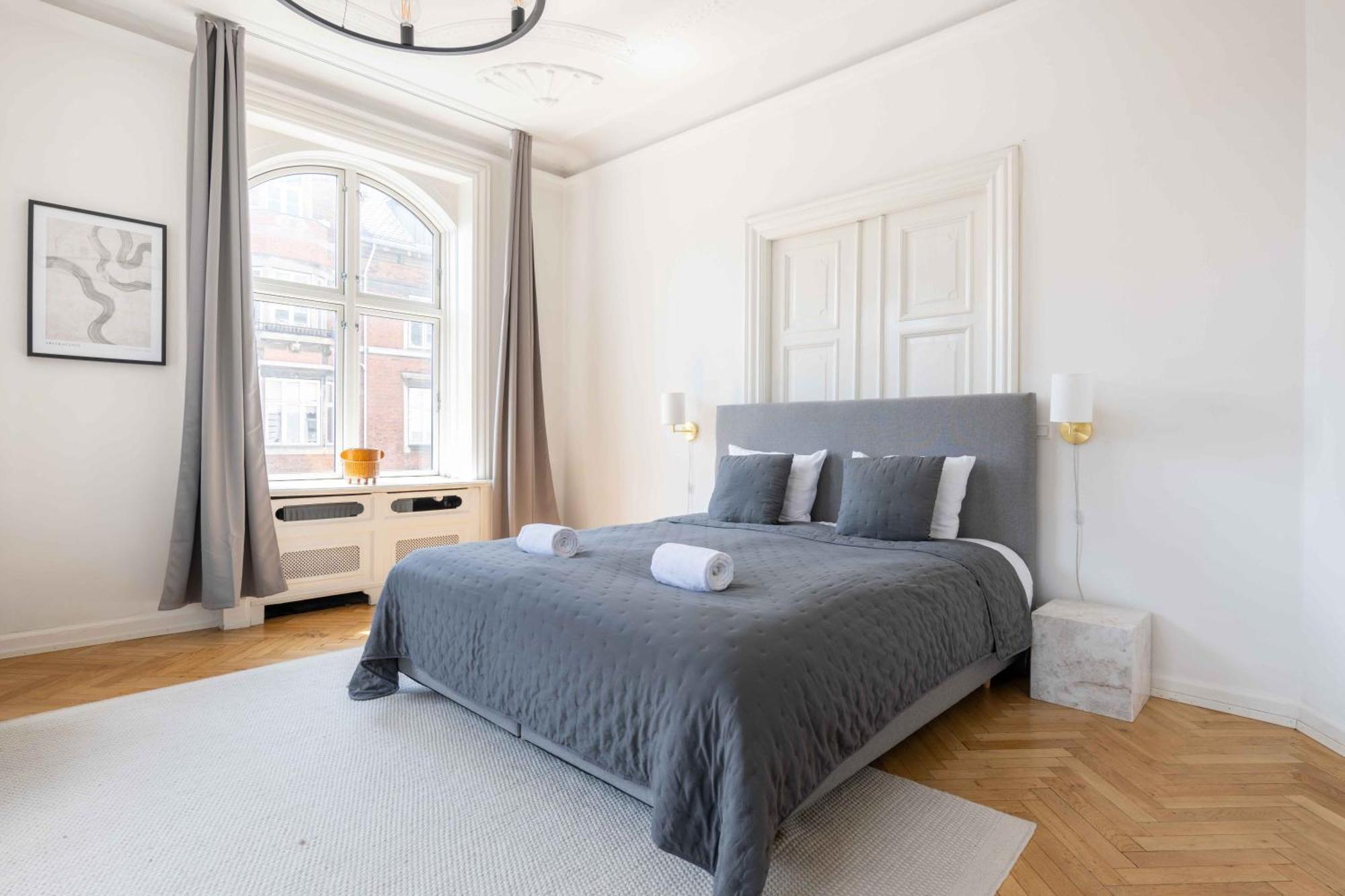 Large In By Tivoli Gardens Apartment *